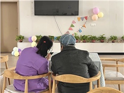 當(dāng)你老到忘了世界，我該拿什么來(lái)愛(ài)你